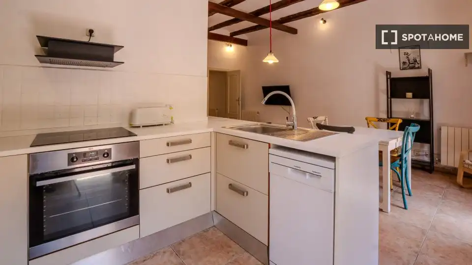Cuina de Pis de lloguer en Barcelona amb Aire condicionat, Calefacció i Moblat