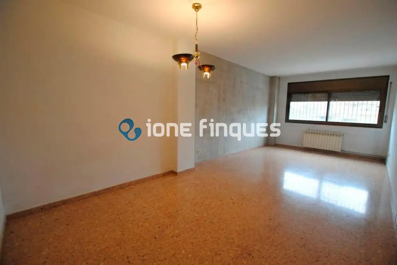 Vista exterior de Piso en venta en Sabadell con Calefacción y Internet