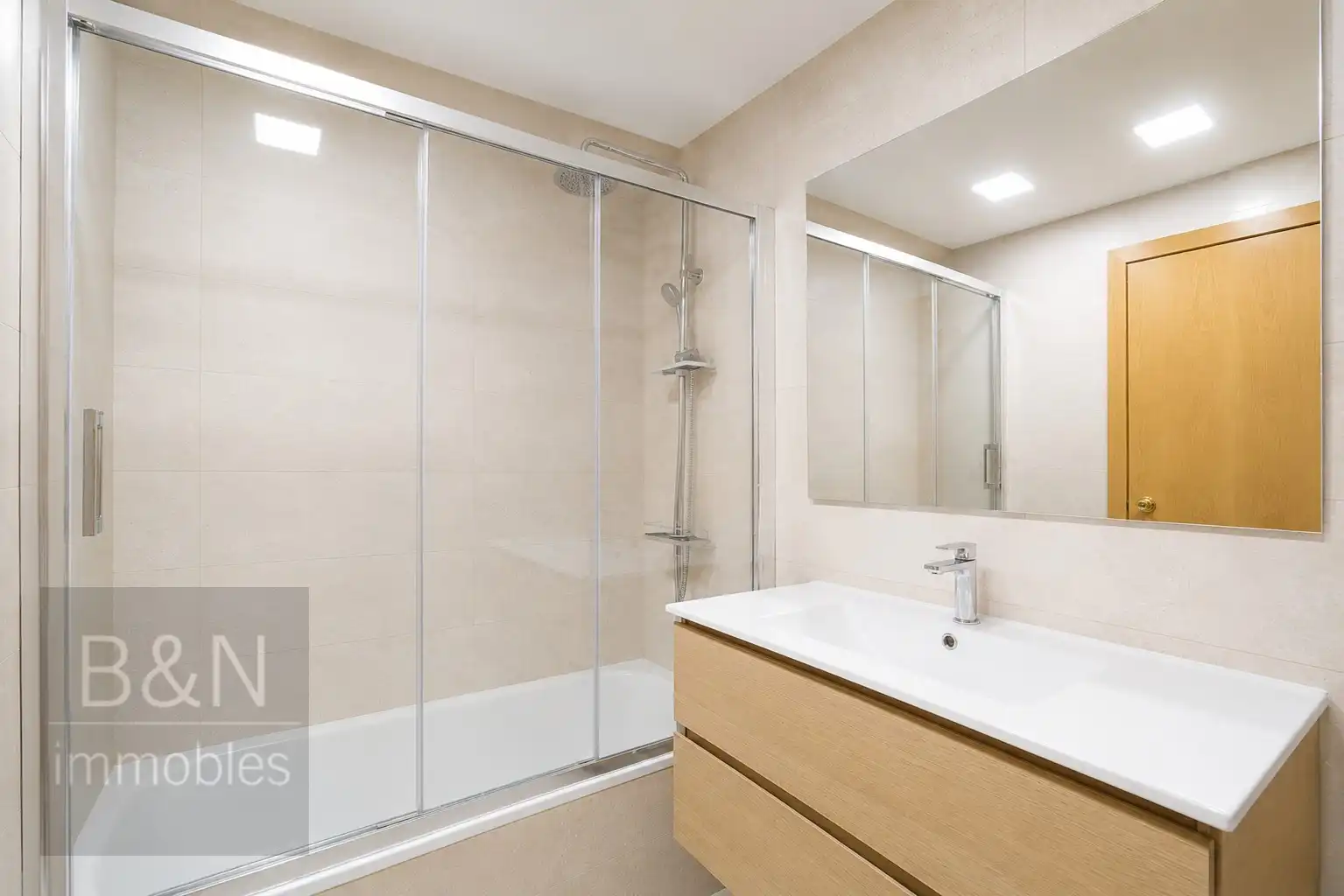Bathroom of Flat for sale in Terrassa  with Air Conditioner, Heating and Balcony