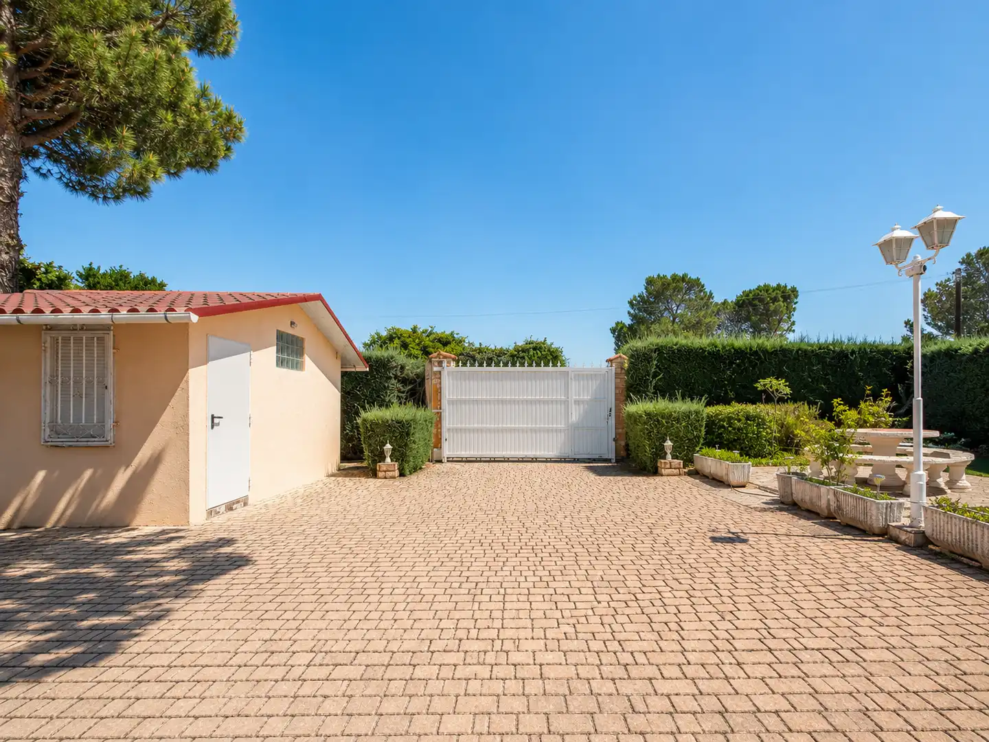 Vista exterior de Casa o chalet en venta en Nuevo Baztán con Aire acondicionado, Calefacción y Jardín privado