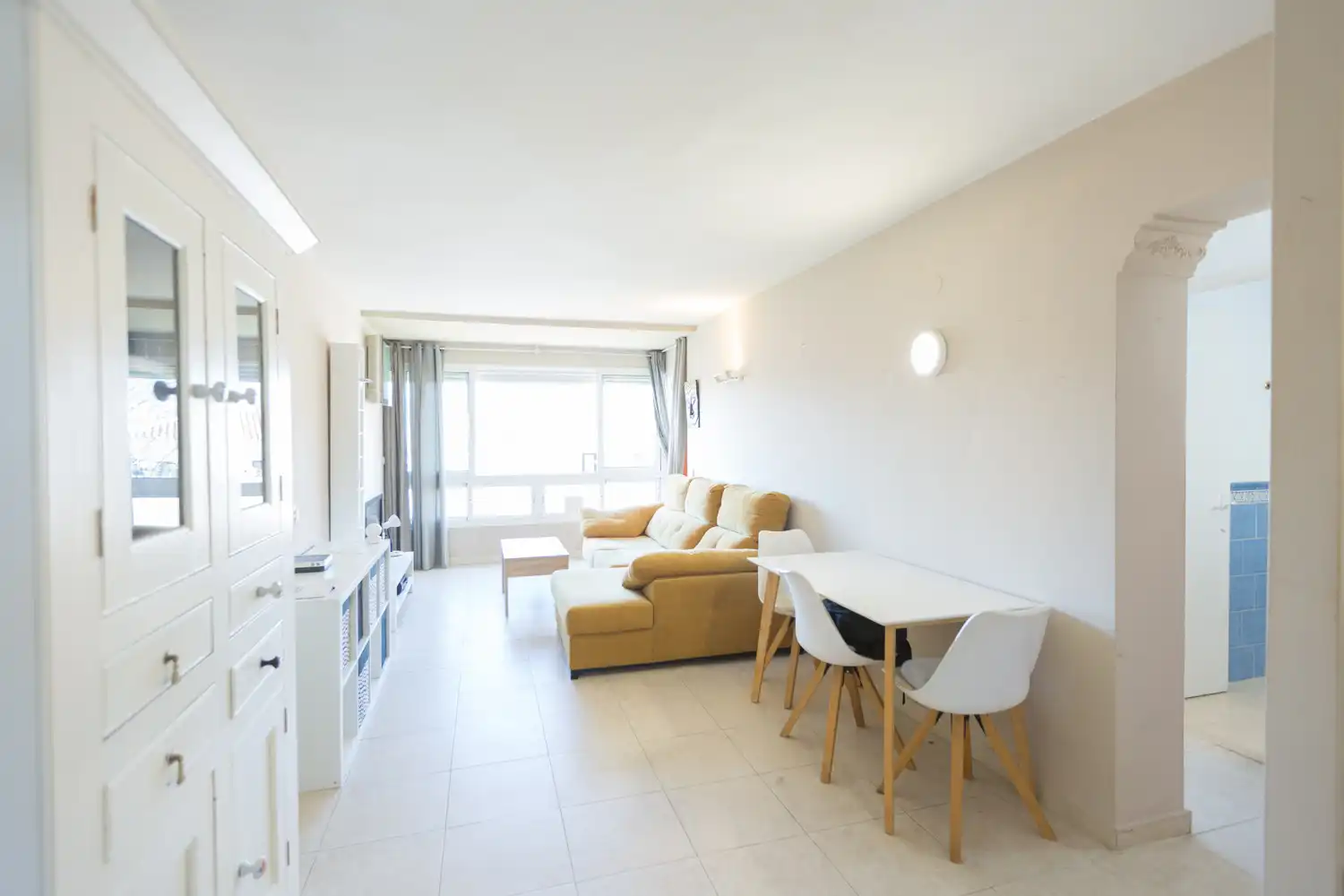 Sala d'estar de Apartament en venda en Marbella amb Aire condicionat, Terrassa i Moblat