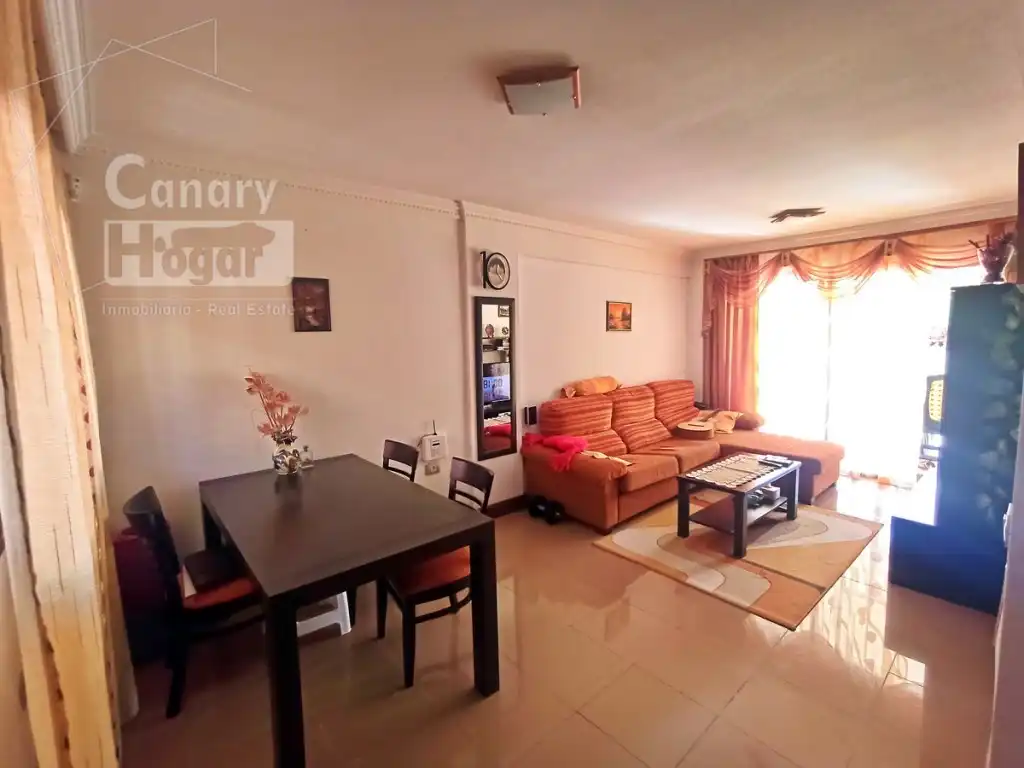 Sala d'estar de Casa adosada en venda en Adeje amb Aire condicionat, Jardí privat i Terrassa
