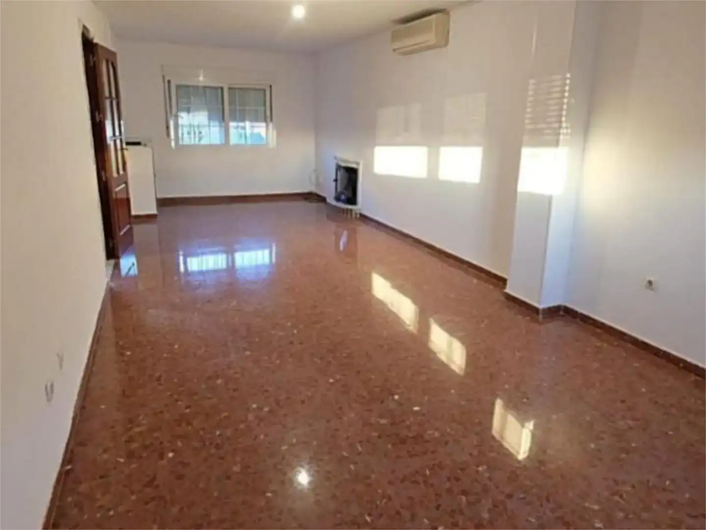 Sala d'estar de Casa adosada en venda en Alcalá de Guadaira amb Aire condicionat