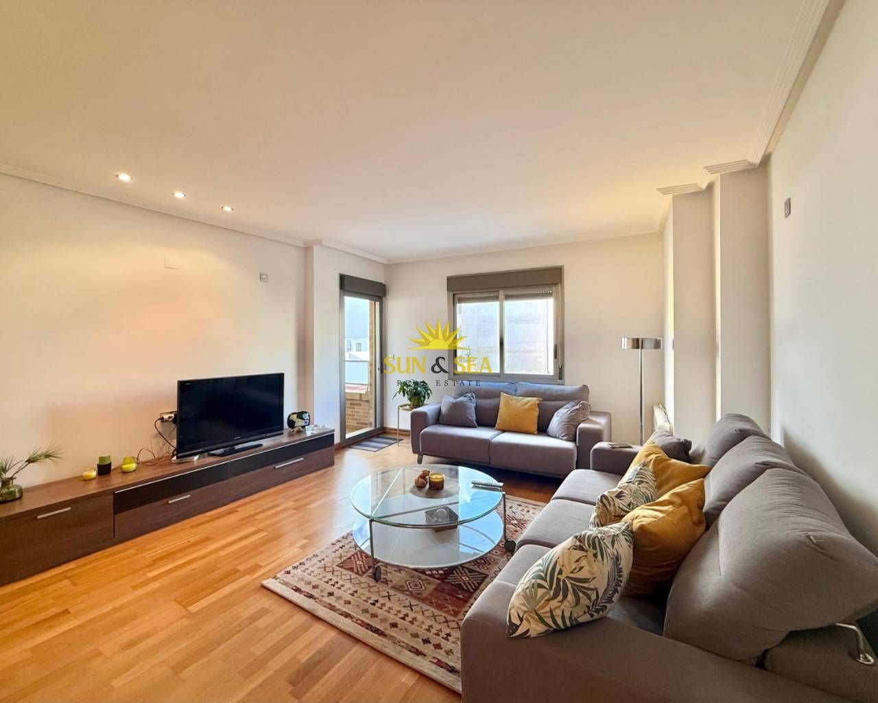 Living room of Flat to rent in Torrevieja  with Air Conditioner, Parquet flooring and Terrace