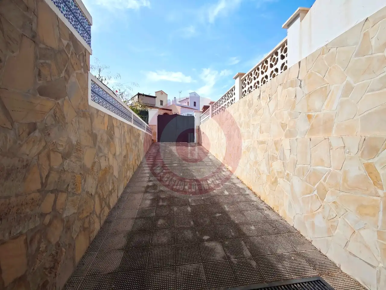 Vista exterior de Casa o xalet en venda en Vélez-Málaga amb Jardí privat i Terrassa