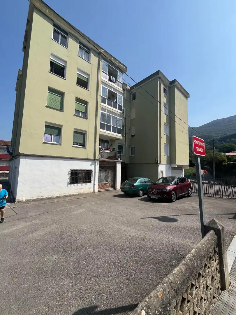 Aparcament de Pis en venda en Ramales de la Victoria amb Terrassa i Moblat