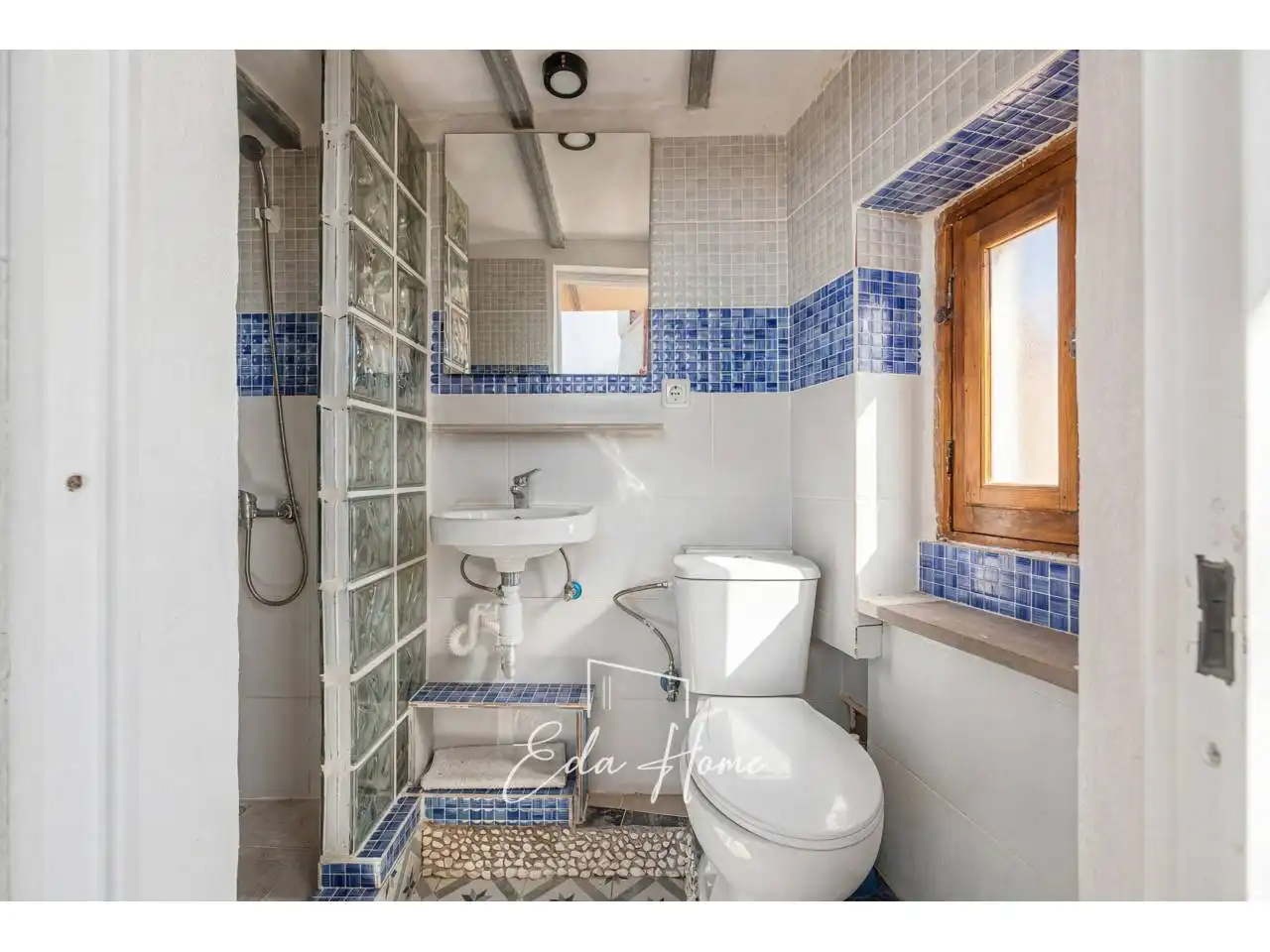 Bathroom of Houses for sale in Vilanova i la Geltrú