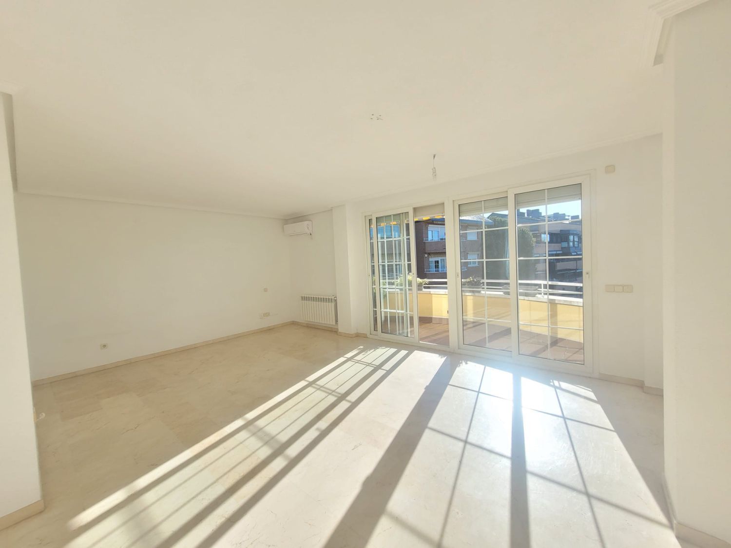 Sala d'estar de Àtic de lloguer en Majadahonda amb Aire condicionat, Calefacció i Terrassa