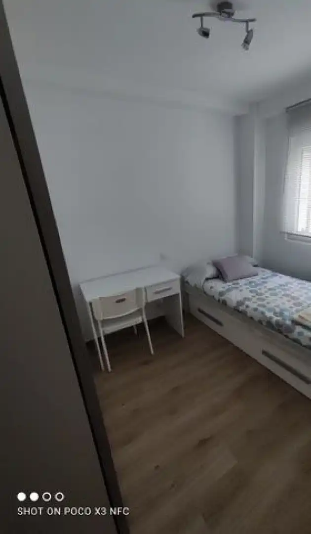Dormitori de Pis de lloguer en Torrelavega  amb Calefacció, Jardí privat i Parquet
