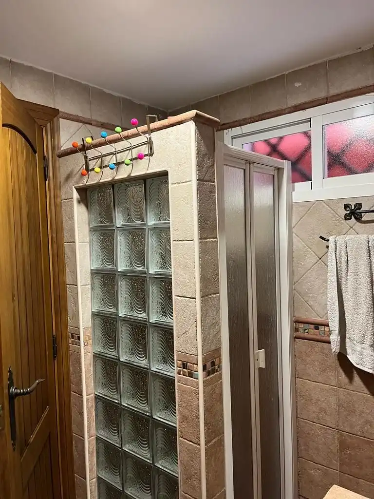Baño de Apartamento de alquiler en Algeciras con Aire acondicionado, Jardín privado y Amueblado