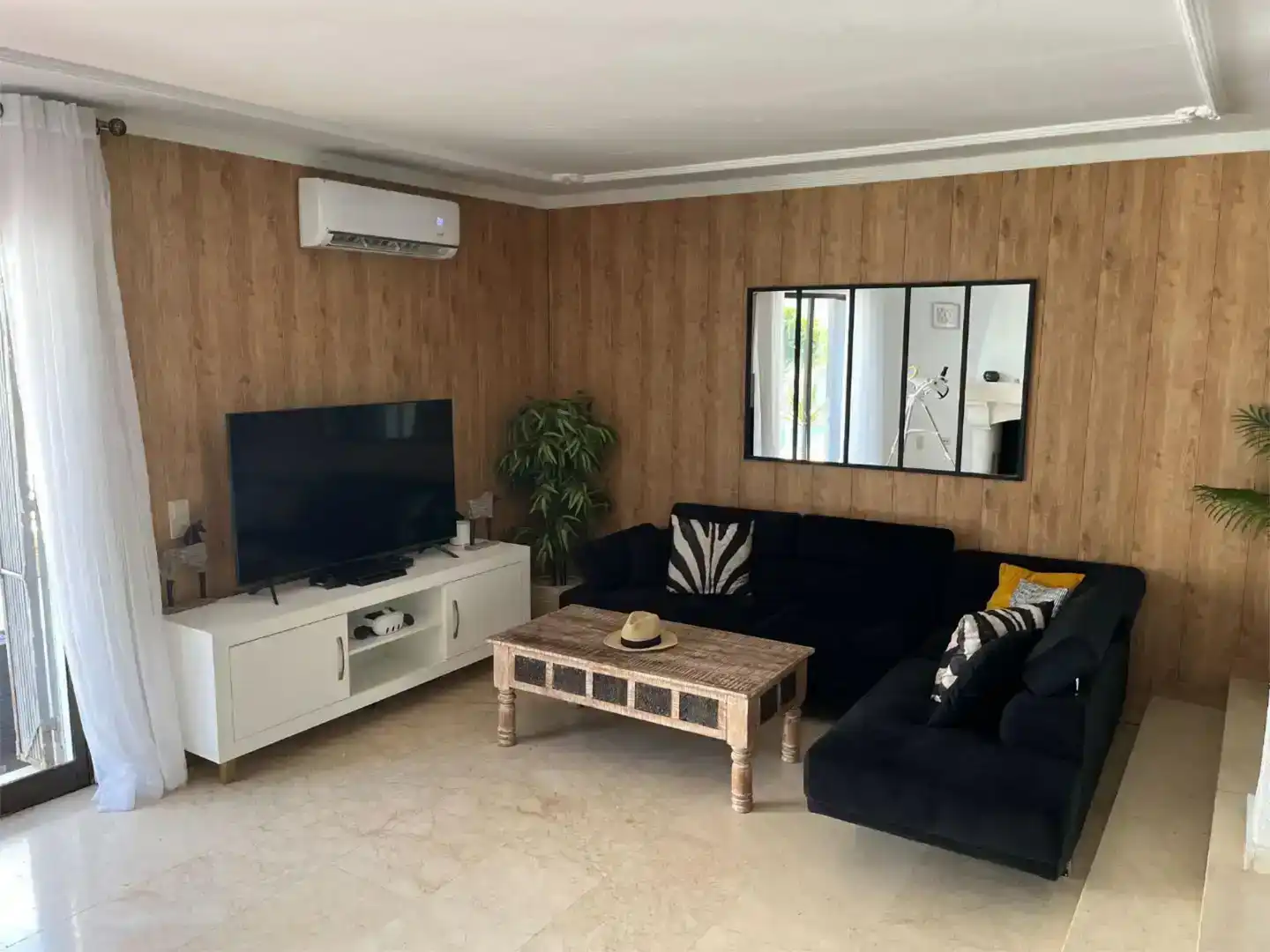 Sala d'estar de Pis en venda en Roquetas de Mar amb Aire condicionat, Jardí privat i Traster