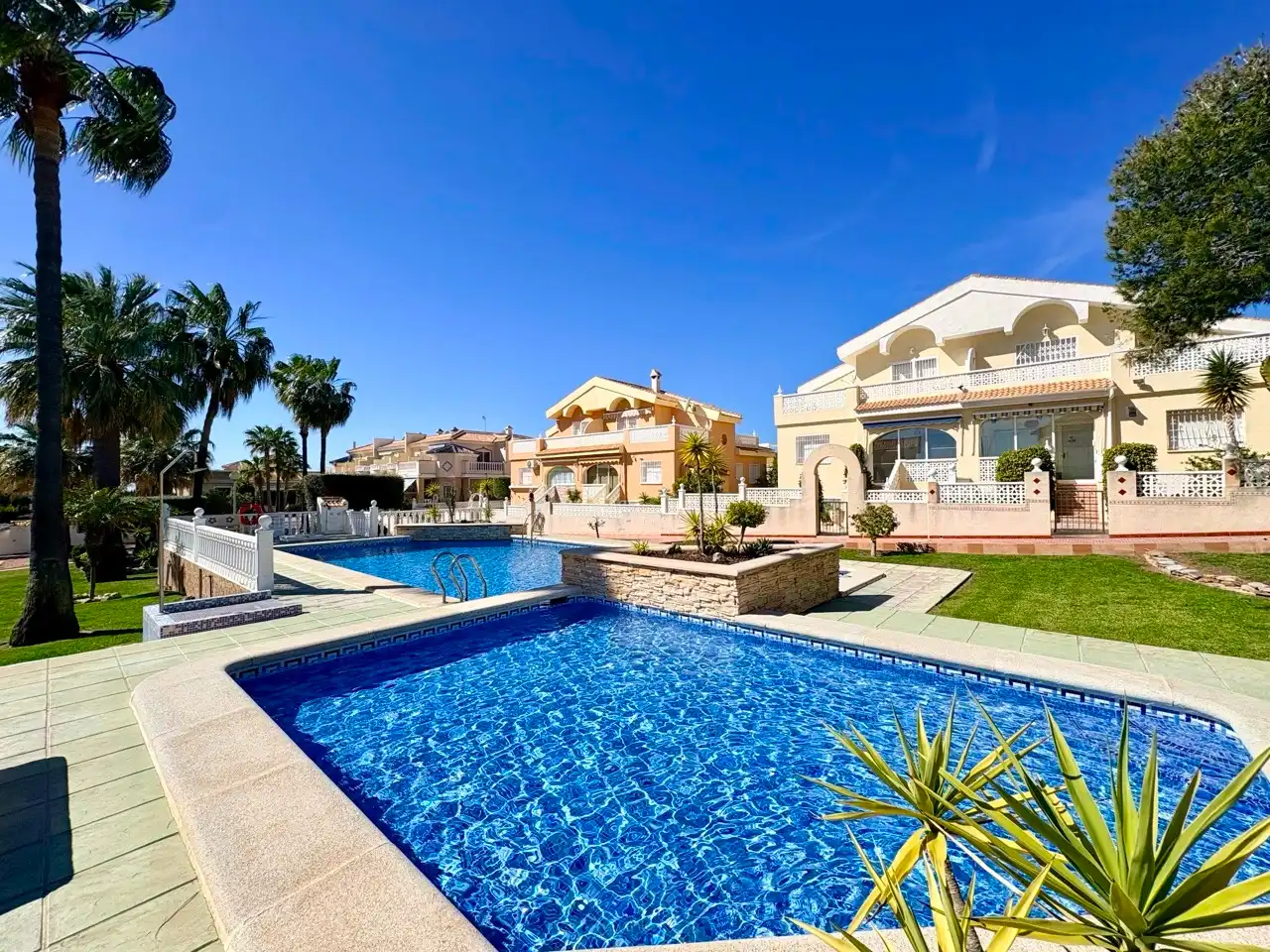 Piscina de Casa adosada en venta en Rojales con Amueblado