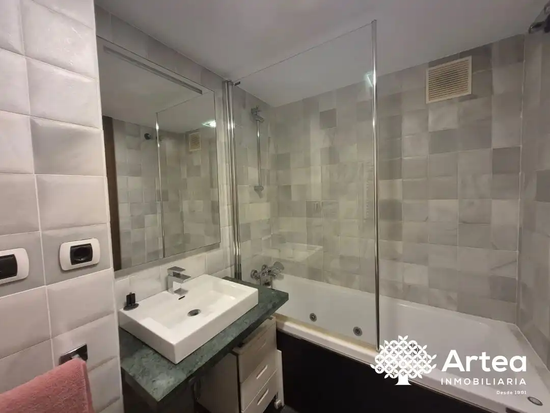 Baño de Piso de alquiler en Bilbao  con Calefacción, Jardín privado y Horno