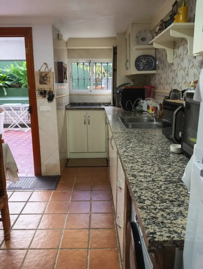 Cuina de Apartament en venda en Sotogrande amb Aire condicionat, Terrassa i Moblat