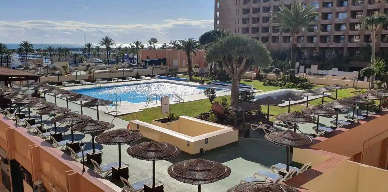 Schwimmbecken von Wohnung zum Verkauf in Fuengirola mit Klimaanlage, Heizung und Terrasse