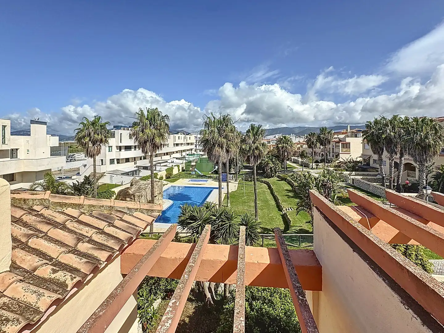 Vista exterior de Casa adosada en venda en Tarifa amb Calefacció, Terrassa i Piscina