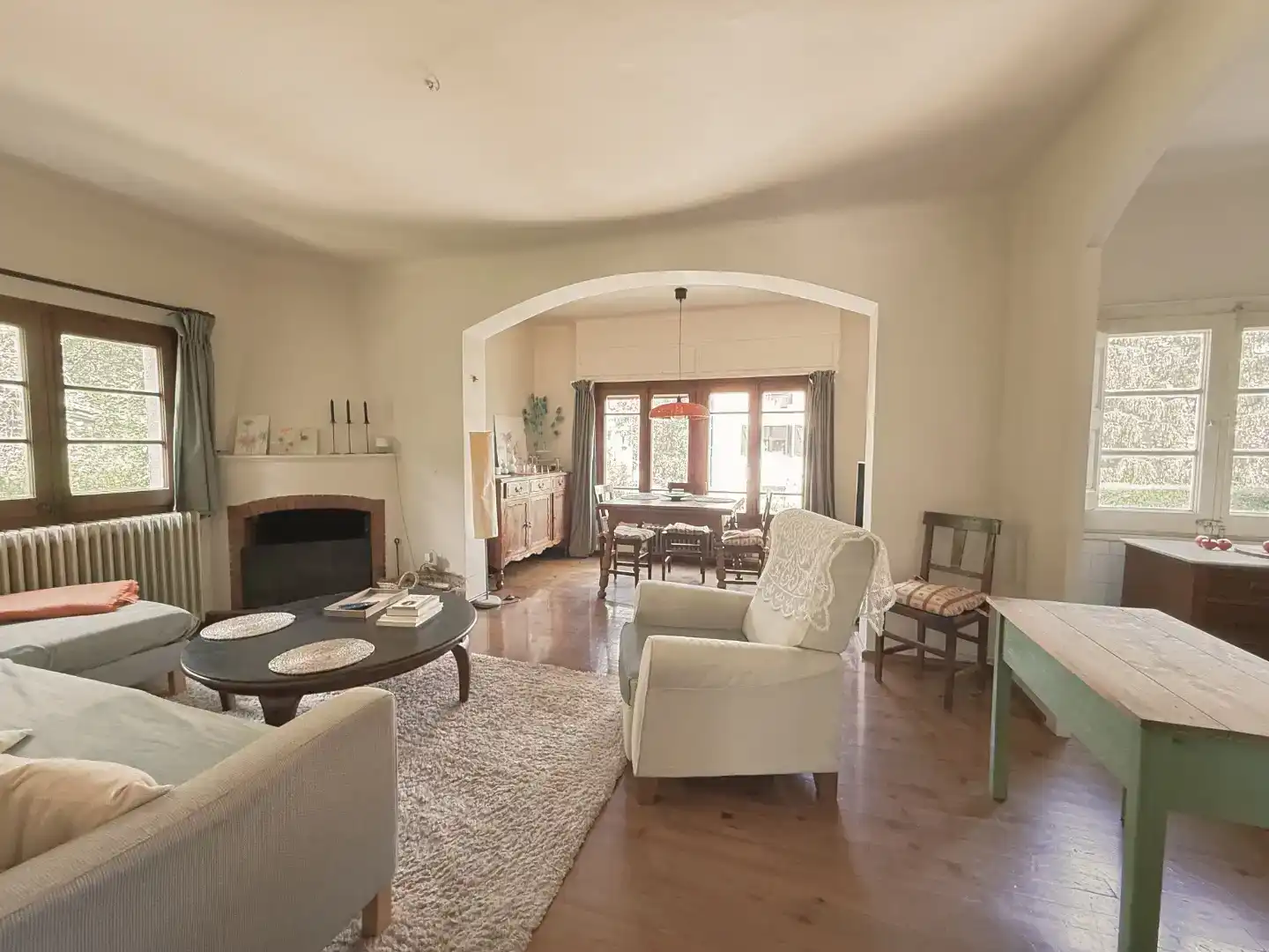 Wohnzimmer von Country house zur Miete in Alp mit Privatgarten, Parkett und Möbliert