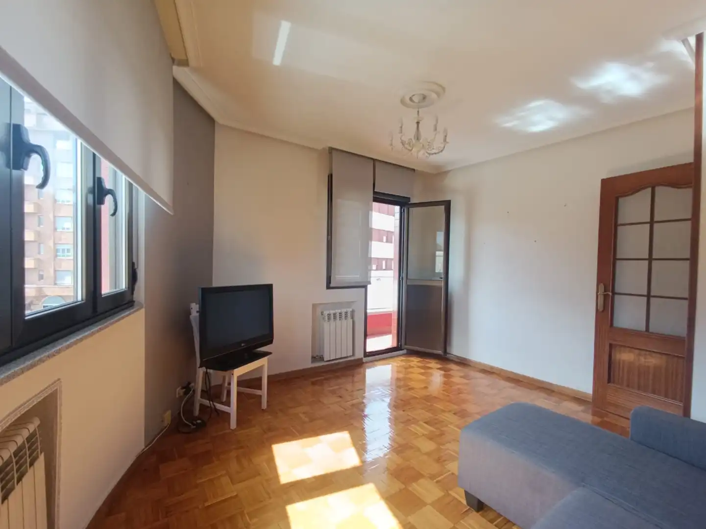 Sala d'estar de Pis en venda en Oviedo  amb Calefacció, Terrassa i Traster