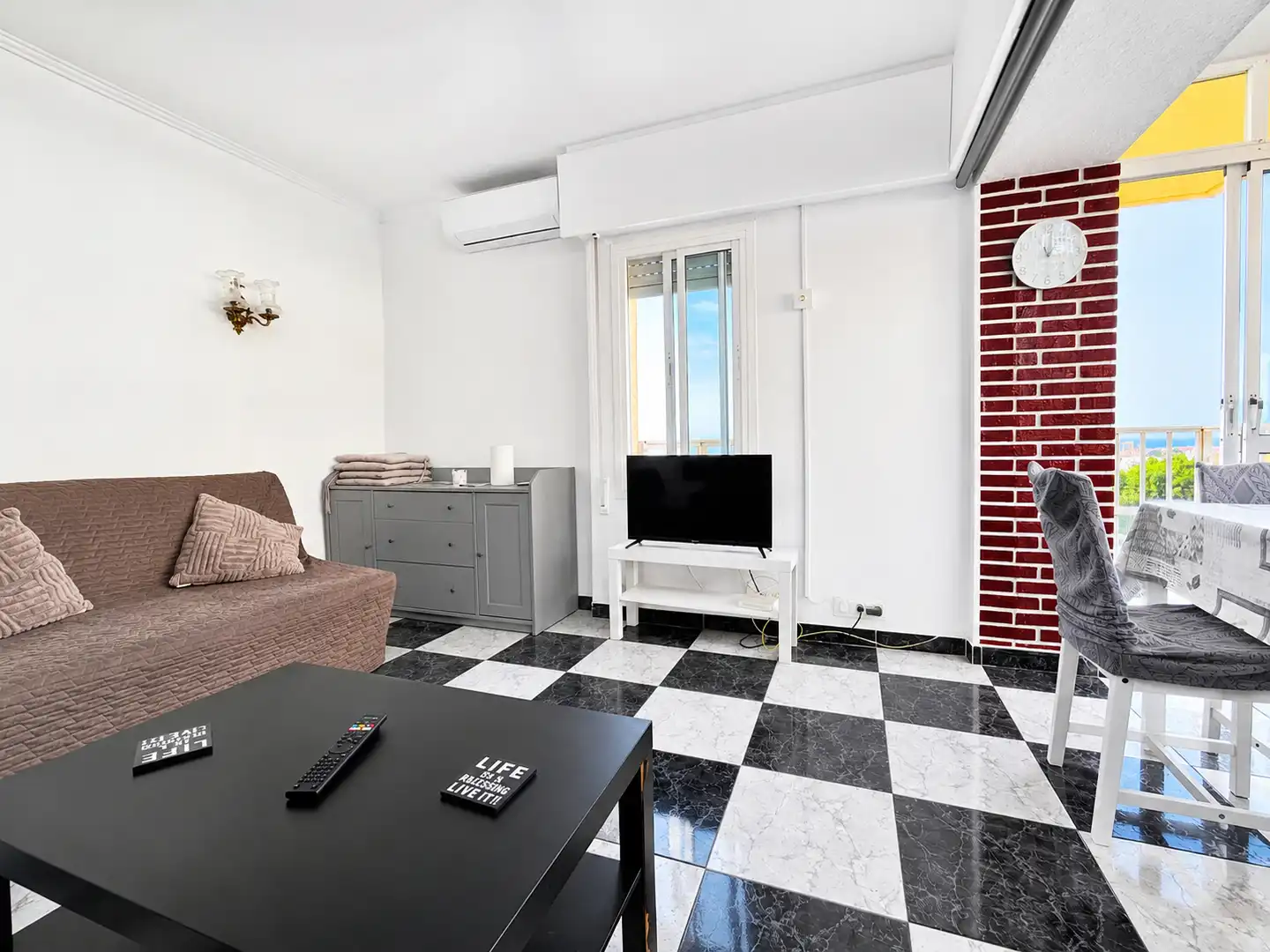 Sala de estar de Apartamento en venta en Benalmádena con Aire acondicionado, Terraza y Amueblado