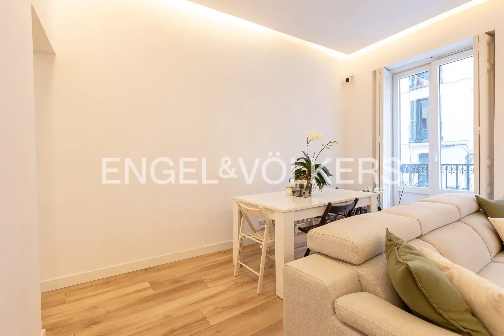 Living room of Flat for sale in Madrid  with Air Conditioner, Heating and Balcony