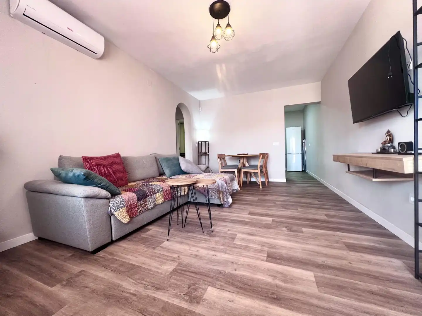 Sala d'estar de Casa o xalet en venda en Orihuela amb Aire condicionat, Jardí privat i Moblat
