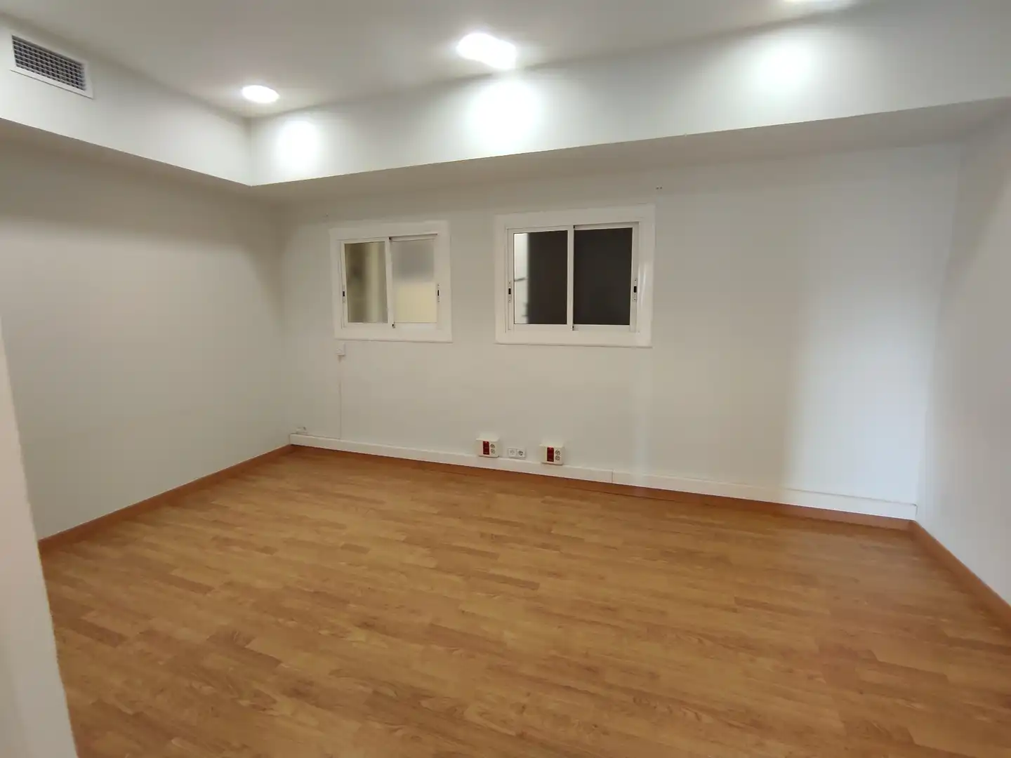 Büro zur Miete in Barcelona mit Klimaanlage, Heizung und Balkon