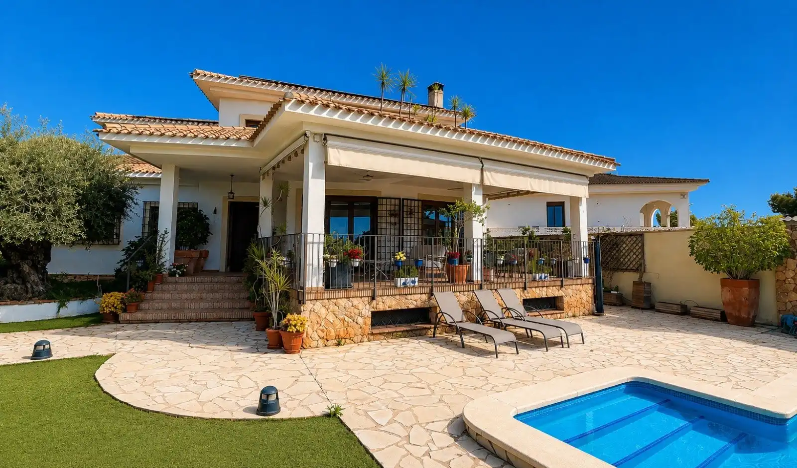 Vista exterior de Casa o xalet en venda en Orihuela amb Aire condicionat, Calefacció i Jardí privat