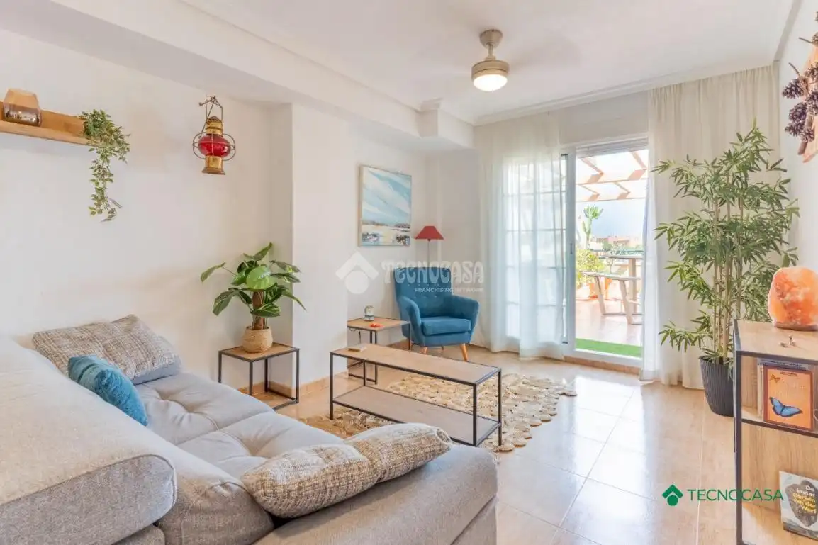 Sala d'estar de Pis en venda en Roquetas de Mar amb Parquet i Terrassa