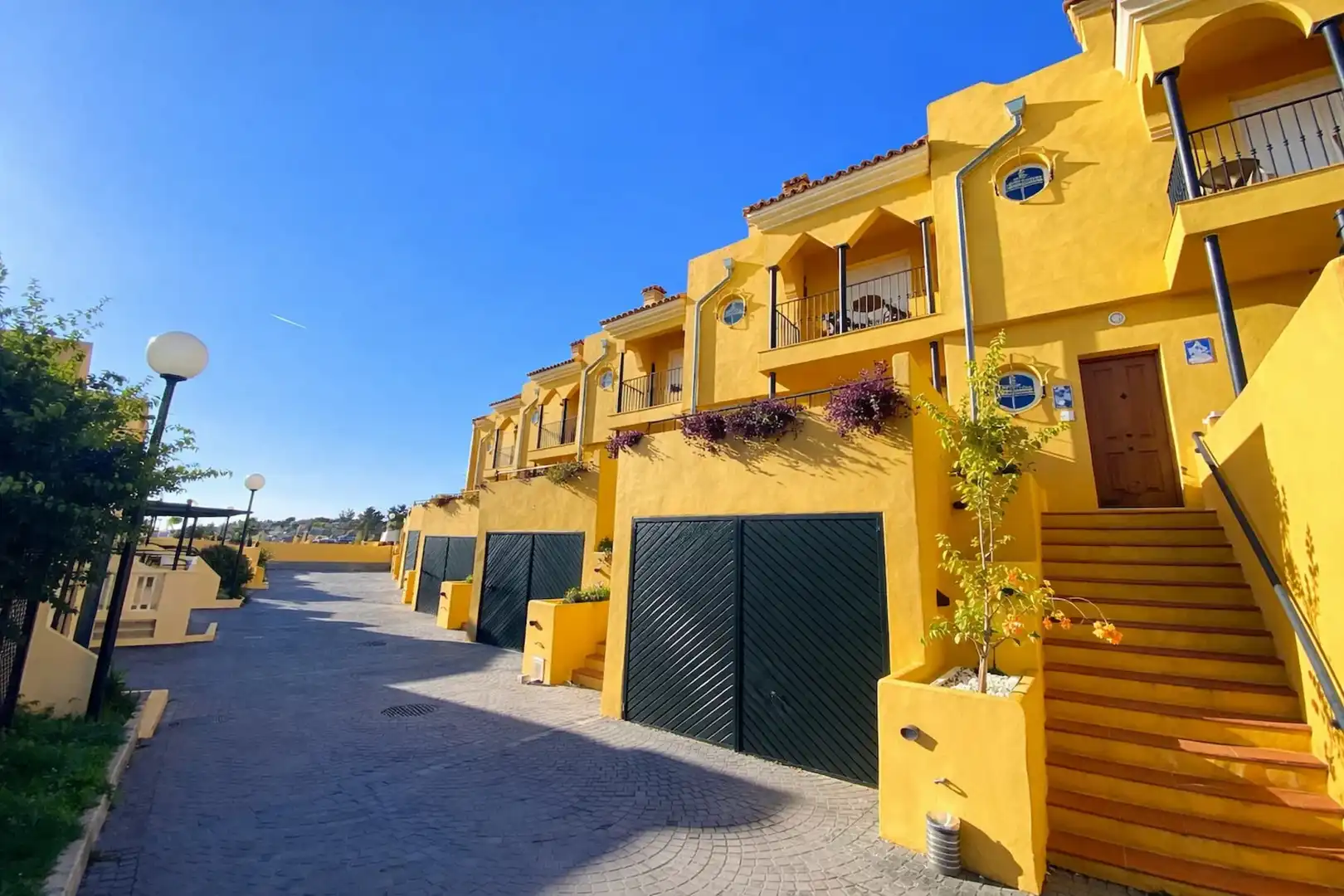 Außenansicht von Einfamilien-Reihenhaus zum Verkauf in Manilva mit Klimaanlage, Terrasse und Schwimmbad