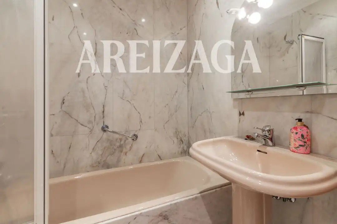 Baño de Piso en venta en Donostia - San Sebastián  con Calefacción, Terraza y Balcón