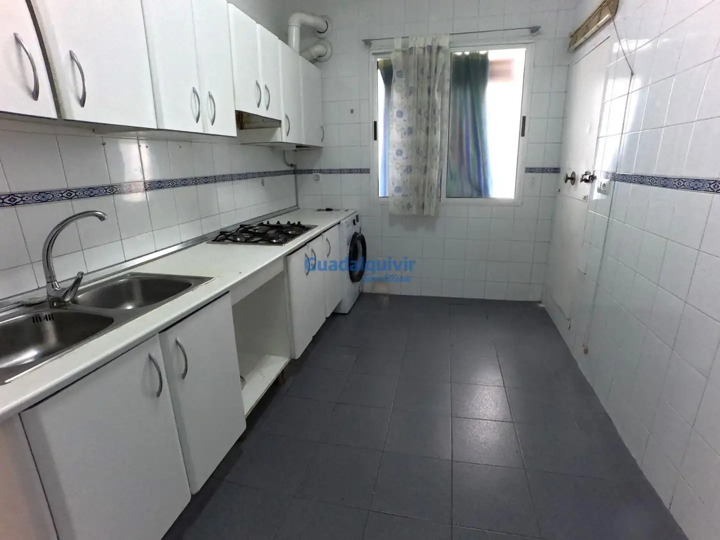 Cuina de Pis en venda en Sevilla amb Aire condicionat, Terrassa i Traster
