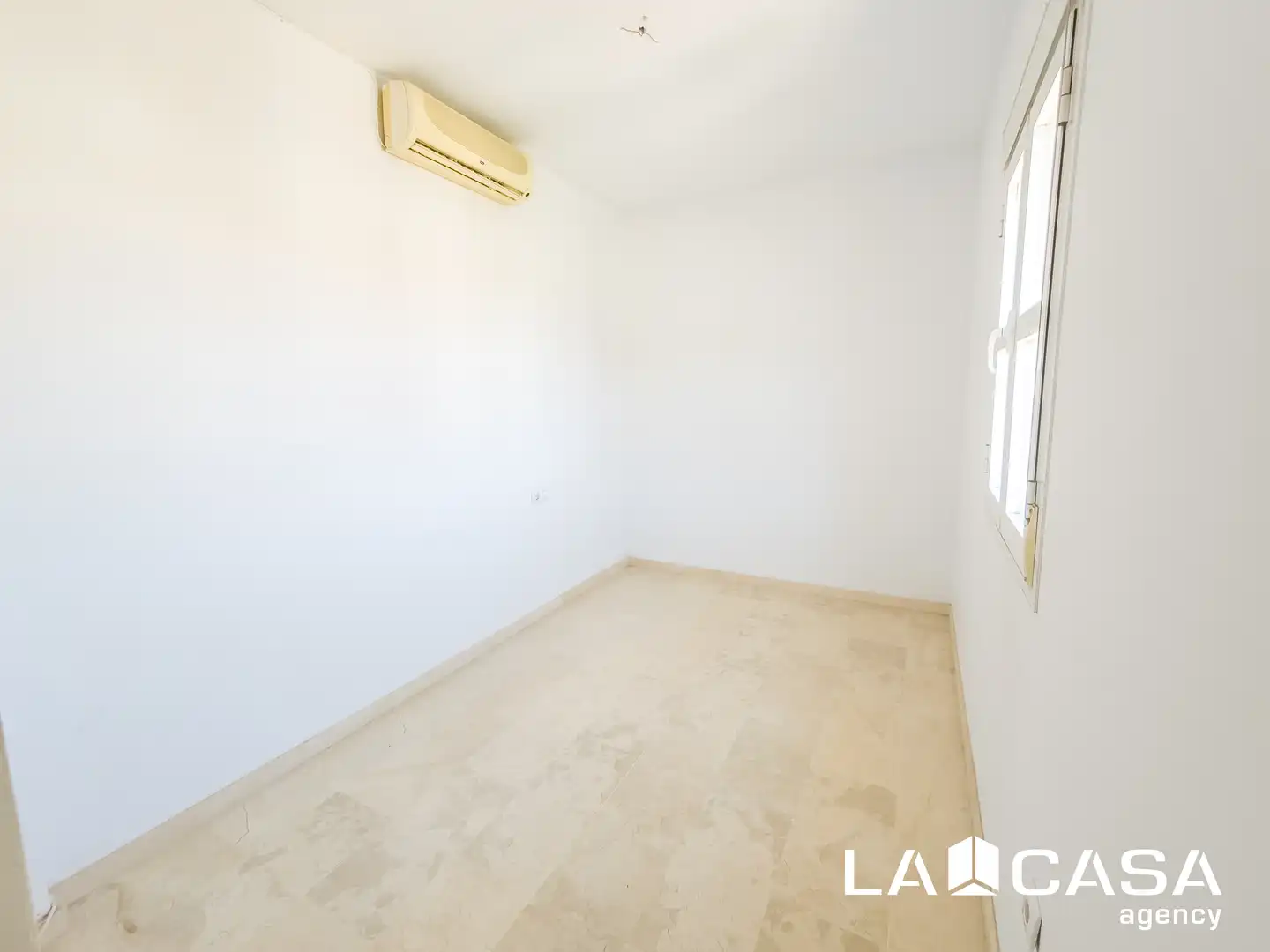 Dormitori de Casa adosada en venda en Dos Hermanas amb Terrassa, Traster i Balcó