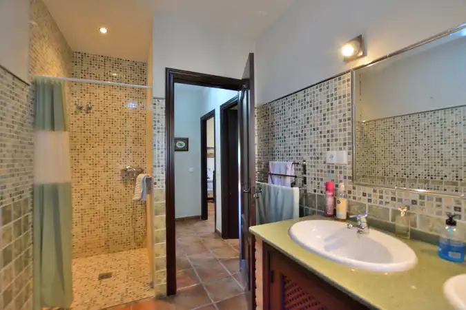 Baño de Finca rústica en venta en Arriate con Jardín privado, Terraza y Piscina