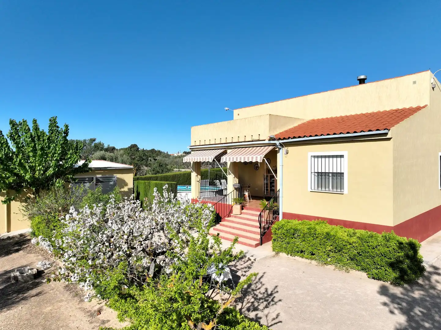 Vista exterior de Casa o xalet en venda en Caudete amb Terrassa