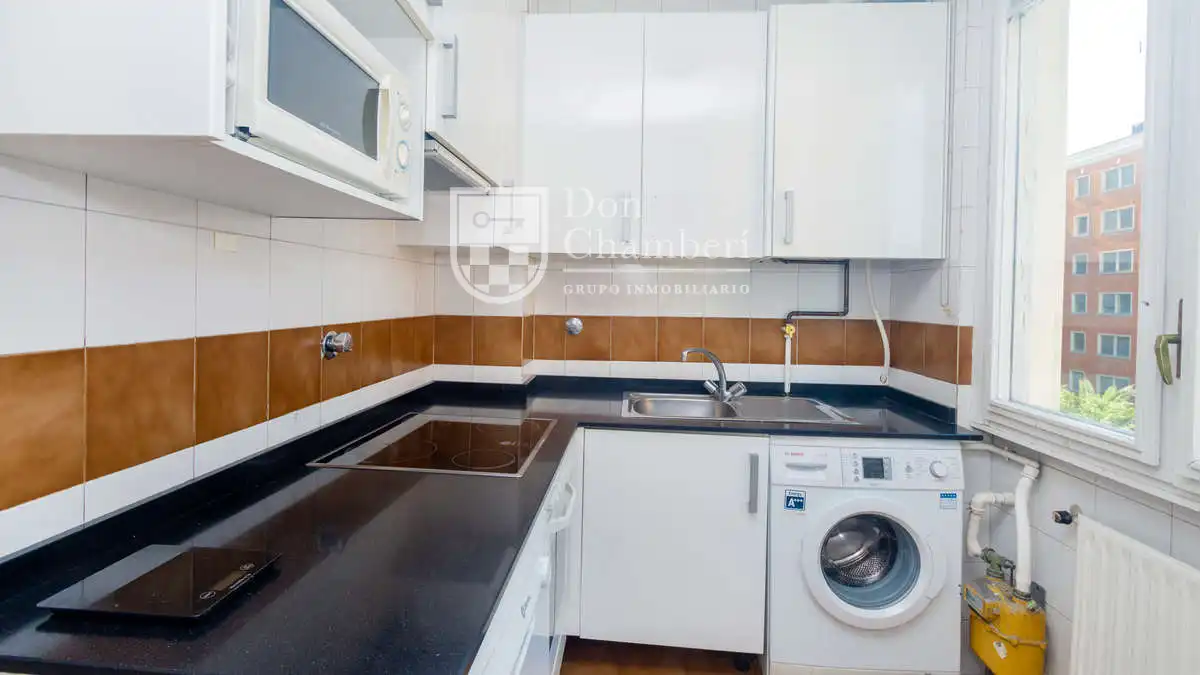 Cuina de Dúplex de lloguer en Madrid amb Calefacció i Moblat