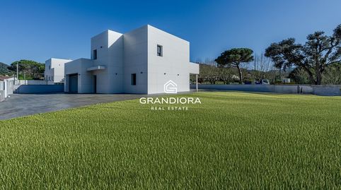 Moderna casa de nueva construcción con 319 m2 y jardín plano en Vallromanes.