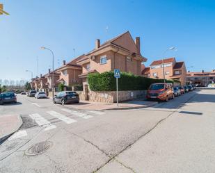 Exterior view of Single-family semi-detached for sale in Fuenlabrada  with Air Conditioner, Heating and Private garden