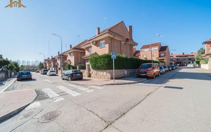 Exterior view of Single-family semi-detached for sale in Fuenlabrada  with Air Conditioner, Heating and Private garden