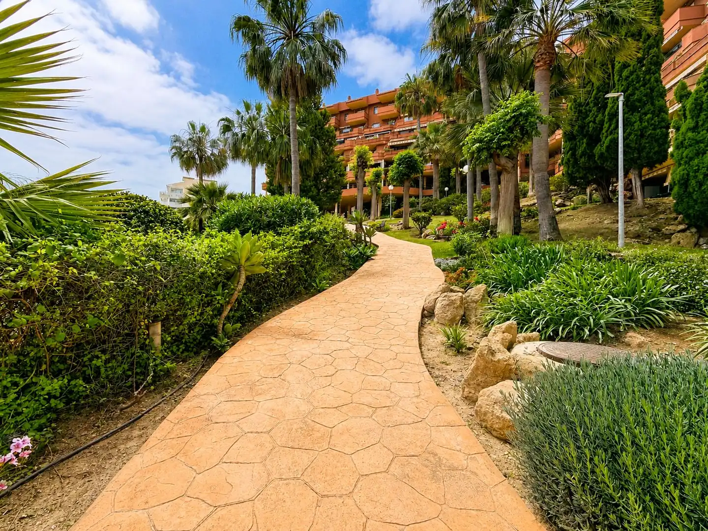 Vista exterior de Apartament en venda en Benalmádena amb Jardí privat i Piscina comunitària