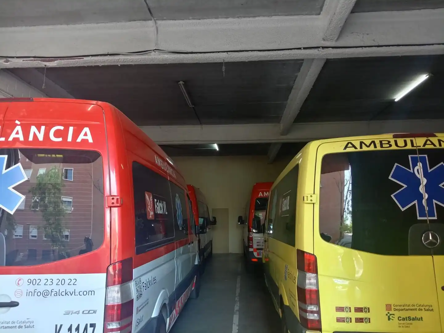 Parkplatz von Fabrikhallen zur Miete in Sabadell