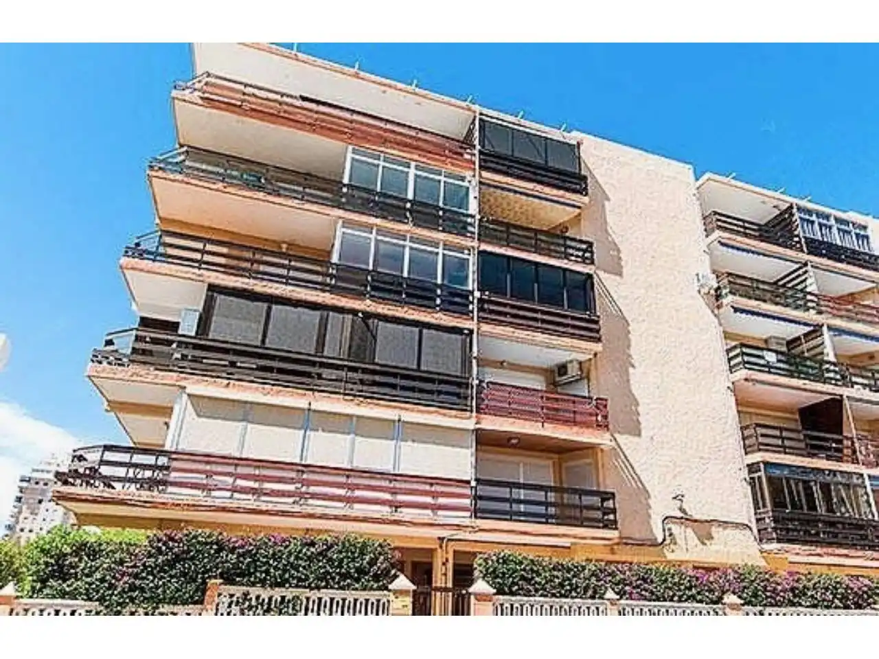 Vista exterior de Pis en venda en El Campello amb Terrassa, Balcó i Piscina comunitària