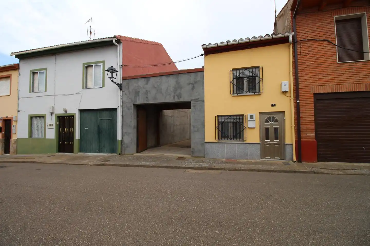Vista exterior de Casa adosada en venda en Villamañán amb Moblat