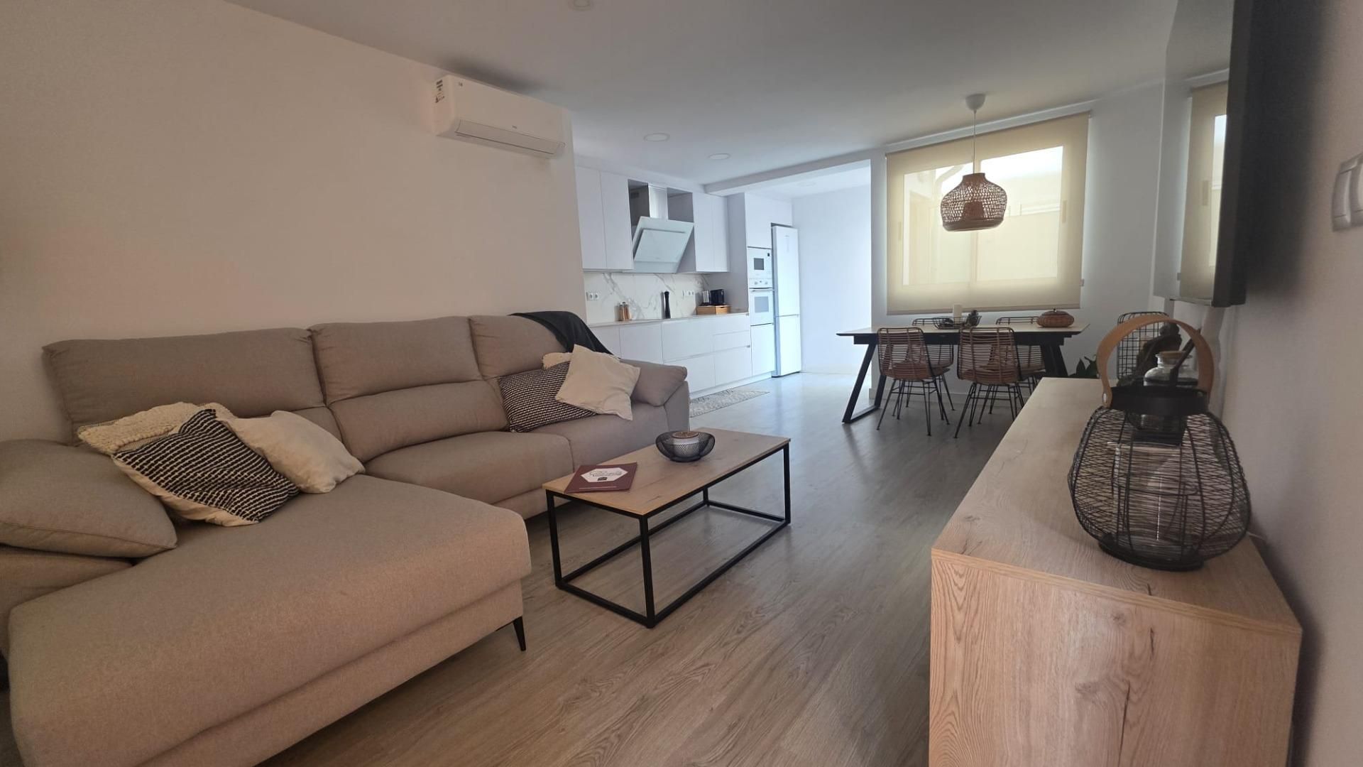 Sala d'estar de Casa o xalet de lloguer en Santa Pola amb Aire condicionat, Terrassa i Piscina comunitària