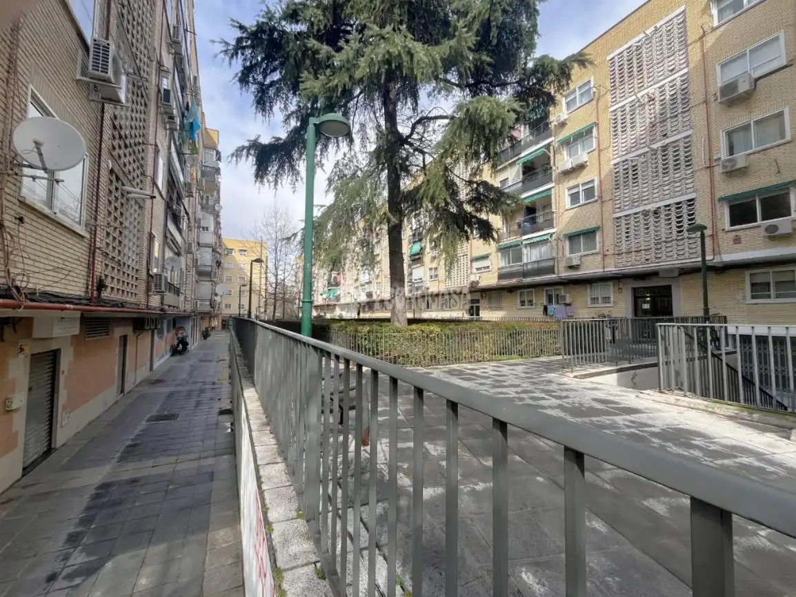 Vista exterior de Local en venda en San Fernando de Henares