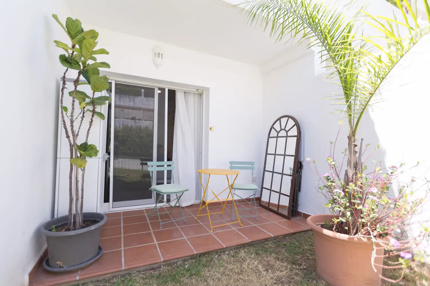 Terrasse von Wohnungen zum Verkauf in Marbella mit Klimaanlage, Privatgarten und Terrasse