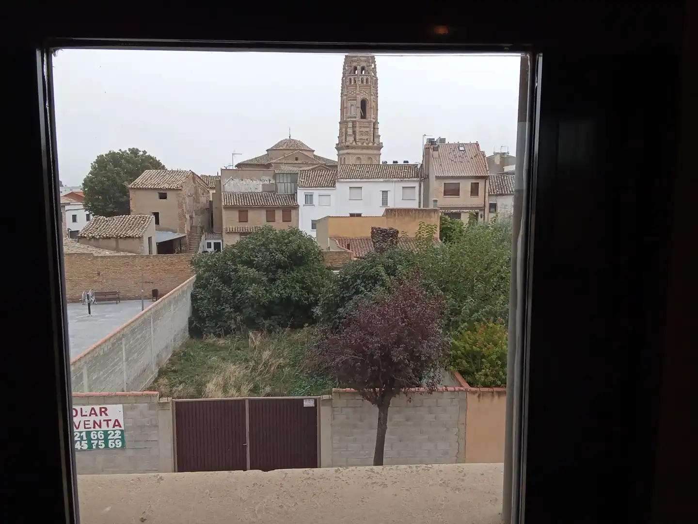 Außenansicht von Einfamilien-Reihenhaus zur Miete in Utebo mit Terrasse, Schwimmbad und Möbliert