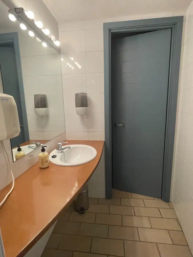 Badezimmer von Büro zur Miete in Lleida mit Klimaanlage, Heizung und Abstellraum