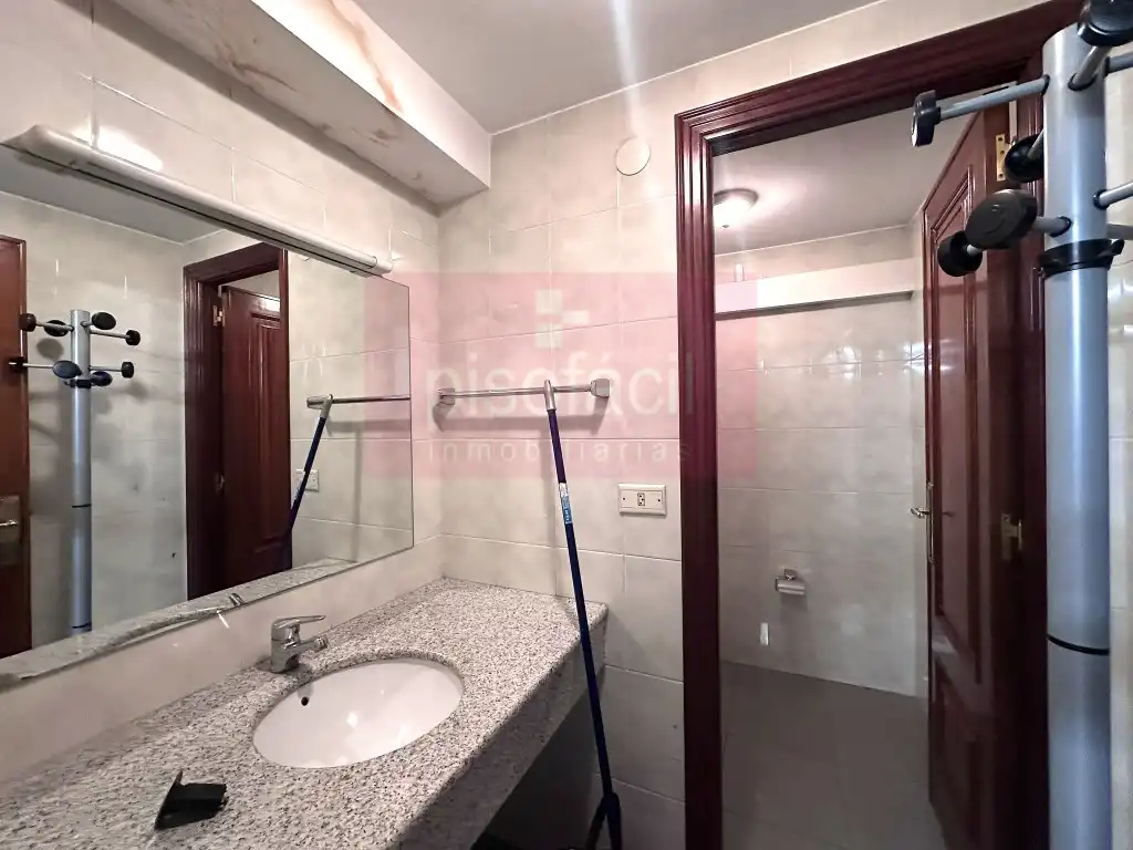 Badezimmer von Büro zur Miete in Lugo