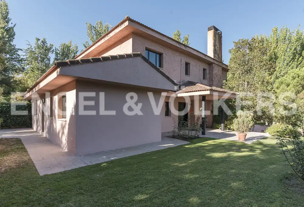 Exterior view of Houses for rent in Pozuelo de Alarcón  with Air Conditioner, Heating and Private garden