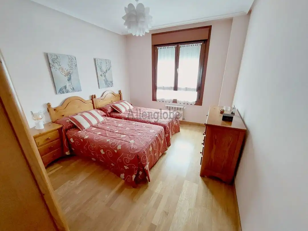 Habitación de Piso de alquiler en Oviedo  con Calefacción